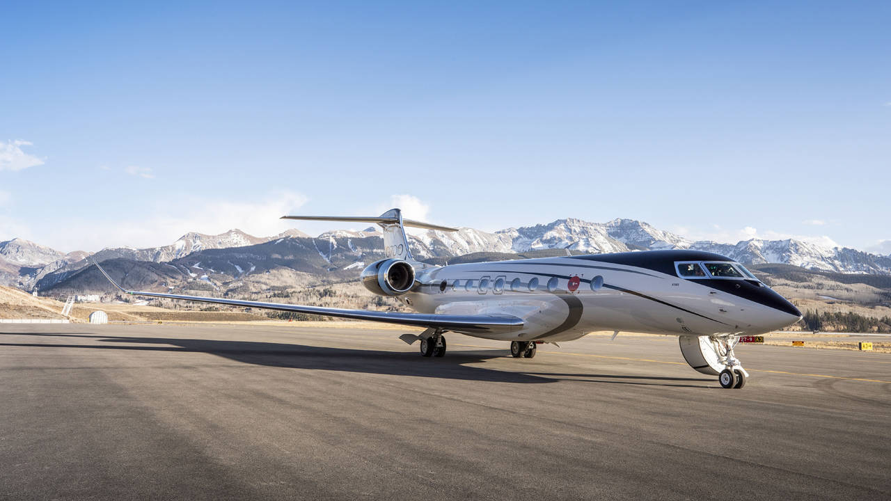 Gulfstream G700 on runway 
